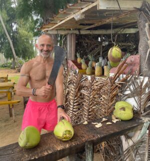 Antonio Lobato Instagram - ¿Alguien quiere un Coco Loco caribeño con “vitamina”? Hay sitios y personajes increíbles si te sales un poco de los lugares más turísticos. Este chiringuito de Juan, en Playa Bonita, es una delicia. Cuatro tablas, 3 hojas de palma, la mejor piña colada de mi vida y una experiencia inolvidable con su dueño que lleva trabajando allí desde niño. #caribe #republicadominicana #samana
