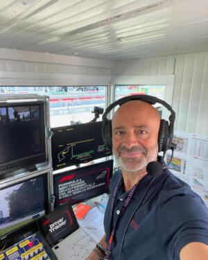 Antonio Lobato Instagram - Siempre sensaciones especiales cuando tienes que narrar un gran premio desde el circuito. Hace 18 años narré mi última en Imola. Ganó Michael Schumacher y Fernando fue segundo. Un año antes había sido a la inversa en uno de los más emocionantes duelos de la historia. #imola #f1