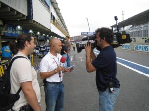 Antonio Lobato Instagram - La foto no es muy buena, pero ese fin de semana de 2005 en Brasil jamás podré olvidarlo. El destino me regaló la oportunidad de narrar para 10 millones de personas el primer título mundial en F1 de un piloto español. #recuerdos #brasilgp #f1 #fernandoalonso #interlagos