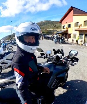 Antonio Lobato Instagram - Hacía un año que no subía con la moto a la Cruz Verde. Bonita mañana por la sierra entre Madrid y Ávila y buen ambiente motero. Grandes recuerdos de los años en los que subir aquí cada domingo era una costumbre. #moto #cruzverde