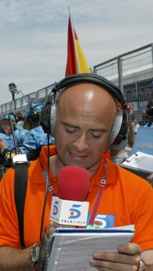 Antonio Lobato Instagram - Veinte años desde la primera foto hasta la última. Varios centenares de carreras, miles de horas en directo, millones de recuerdos y momentos buenos y malos en dos décadas donde cinco televisiones han confiado en mí para contaros la F1 a mi manera. Y vosotros… Creedme que jamás podré devolveros todo el cariño que me dais. #F1 @dazn_es