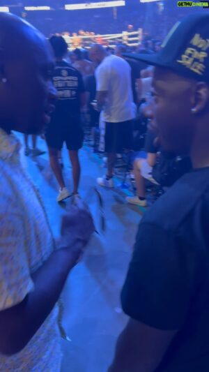 Antonio Tarver Instagram - Chopping it up with Jr. @antoniotarverjr at the @jakepaul fight in @cityoftampa  @amaliearena #PaulPerry 

It’s always nice to see the city come out for a night of boxing seeing all the familiar faces and the adoring fans. I appreciate all the love. 🥊 #TheMagicMan #T2 #twin