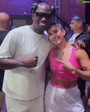 Antonio Tarver Instagram - Finally meet the champ… 🥊 @serranosisters She’s the co-feature going against #Tampa own power puncher  @steviemorgan_boxing  Get There Early! @amaliearena #Tampa