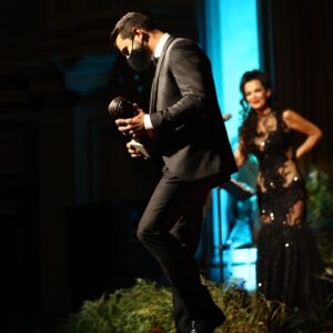 Antonio Velázquez Instagram - Gracias a todo el equipo del Festival Internacional de Granada @premioslorca y a su director  @jorgeonieva por este bonito reconocimiento.
Un orgullo apadrinar este festival.
#premiotalentoandaluz #premioslorca @espacio_de_arte_moreno 
🎩 @portagomoda