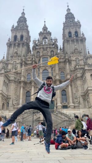 Antonio Velázquez Instagram - El motivo que te lleva a hacer el camino, no es más importante que el propio camino. 
Una ruta milenaria que debemos preservar para mantener su atractivo sin igual. 

Gracias a Ecoembes por haber contado conmigo para caminar junto a ellos en este camino del reciclaje, iniciativa en la que llevan trabajando desde 2015. 

El Camino es un regalo y ahora los EcoPeregrinos pueden “devolverle ese regalo a la naturaleza”

Durante todos estos años se ha ido trasladando a los peregrinos el mensaje de que cada uno de ellos forma parte de una experiencia donde el respeto por el medio ambiente es la base del buen Camino. 

Así nace la figura del ecoperegrino. 
Un peregrino concienciado con el reciclaje, el medio ambiente y que lucha contra la basuraleza (abandono de residuos en espacios naturales).

El otro eje de este proyecto son los albergues. 

Durante todos estos años les hemos convertido en ecoalbergues 
(albergues sostenibles) por todos los materiales que les hemos dado, así como la didáctica que se ha trabajado con ellos. 

Son los lugares donde convergen todos los peregrinos y los hopsitaleros pueden transmitirles la importancia del reciclaje. 
Además, son el lugar de referencia en el que los peregrinos pueden depositar los residuos de envases que han ido acumulando a lo largo del camino. 
Por esta razón, este año se han vuelto a repartir una serie de materiales para facilitar tanto el depósito de envases como la concienciación en torno al reciclaje.

Año 2019: se consiguió reciclar 264.490 kilos (6.45% más que en el 2018).

Contenedor amarillo: 75.172 kg (9´8% más que en 2018)

Contenedor azul: 189.318 kg (5´6% más que en 2018)