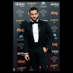 Antonio Velázquez Instagram - La Gala de este año era más difícil que nunca, pero la magia del cine la transformó.

Gracias a todas las personas que han hecho posible celebrar la fiesta del cine español. 

A la @academiadecine por el impresionante despliegue técnico y a la valentía del director, guionista y mejor maestro de ceremonias que se podía tener @antoniobanderasoficial 

👏👏👏👏👏👏👏👏👏👏👏👏

Enhorabuena a todos los ganadores!!! ❤️

Gracias a Javier de @portagomoda por haberlo bordado 😉 maravilloso diseño.
#elartedelasastrería 

A @miguelmunozjoyeros por hacerme disfrutar del tiempo 
@girardperregaux 
#neobridgesearthtosky 

A mi querido amigo @mikvarez
por ir siempre de tu mano. 🪄 
@yslbeauty 
 
Y @lomejordegranada 💓
#modaespañola 
#goya2021