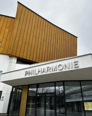 António Zambujo Instagram - Berlinenses, chiiiigámos! Hoje às 20:00 na @berlinphil . Até já 

#ZambasCorporate #Cidade #Berlin #Koln #Germany