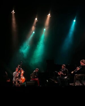 António Zambujo Instagram - Noite bonita no CCVF em Guimarães com os meus habituais e talentosos e extremamente bem apessoados companheiros, Bernardo Couto, João Moreira, Francisco Brito e João Salcedo e com dois convidados especiais, de quem tive o prazer de ser mentor no The Voice PT, Maria João e Zé Bacelar. Obrigado CCVF e a todos os que estiveram presentes. Sois belos! Próxima paragem: Berlin Philharmonie, Berlim (21 de Março) e Kölner Philharmonie, Colónia (22 de Março).

📷📹 @gilgoncalves_27 

#ZambasCorporate #Cidade