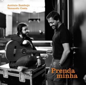 António Zambujo Instagram - Tanta coisa aconteceu nos últimos dias, que mudou o rumo de tudo!
Estamos todos com o coração e a cabeça no Rio Grande do Sul, minha querida terra, que precisa da nossa ajuda e vai precisar por muito tempo!
No meio disso, lancei com o meu amigo e parceiro de tantas, @antonio.zambujo o álbum Prenda Minha. Acabei não dando prioridade na divulgação dele por aqui em respeito à esse novo tempo.
Mas queria deixar registrado este lindo trabalho, do qual tenho muito orgulho!
No repertório, clássicos de Chico Buarque, Tom Jobim, Lupicínio, canções latino-americanas e faixas autorais: a celebração do encontro de ritmos lusófonos.
Disponível em todas plataformas digitais.
Uma dica de música para o fim de semana! 😉

Gravação: @cervantes_official – Estúdio Bagual (Lisboa)
Edição: @elodiebouny , Jorge Cervantes
Mixagem e Masterização: Jorge Cervantes – CervanteStudio
Produção: Yamandu Costa e António Zambujo
Universal Music Portugal (2024)
Fotos: @kenton.thatcher