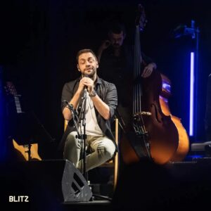 António Zambujo Instagram - Entre postais de amor adolescente e declarações à lua, momentos de grande intimidade e o registo bem-humorado que lhe é característico, António Zambujo lançou as mais fortes cartadas do novo disco, “Cidade”, este domingo à noite, no Coliseu dos Recreios, em Lisboa.

Acompanhado por uma banda irrepreensível, readaptou, também, para esta sua nova vida em palco, as canções mais populares de um percurso com mais de 20 anos.

Deslize para ver as fotografias do espetáculo e leia a reportagem da noite na BLITZ, em expresso.pt/blitz

📷 @ritacarmo_photography 

#antóniozambujo #cidade #concerto #música
