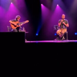 António Zambujo Instagram - Escute um trecho do fado "Eu já não sei", de Domingos Gonçalves Costa e Carlos Rocha, executado pelo brasileiro Yamandu Costa (@yamandu.costa.oficial) e pelo português António Zambujo (@antonio.zambujo). A dupla se apresentou neste sábado e domingo, no #SescVilaMariana. 

#música #show #sescsp

#pratodomundover vídeo que mostra, à esquerda, Yamandu Costa, homem branco, de cabelos pretos curtos e barba, que veste camisa e calça pretas, e toca violão, e à direita, Antonio Zambujo, homem branco, de cabelos castanhos curtos e barba, que veste uma camiseta preta de mangas curtas e calça bege, e canta com o microfone na mão.