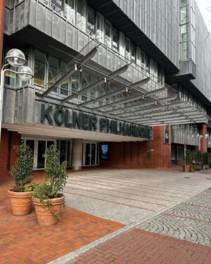 António Zambujo Instagram - BAMBOLEO! Já estamos em Colónia. Hoje às 20h na @koelnerphilharmonie 

#ZambasCorporate #Cidade #Berlin #Koln #Germany