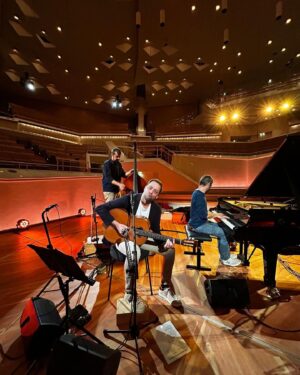 António Zambujo Instagram - Berlinenses, chiiiigámos! Hoje às 20:00 na @berlinphil . Até já 

#ZambasCorporate #Cidade #Berlin #Koln #Germany