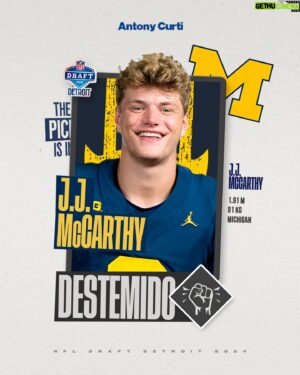 Antony Curti Instagram - Quer conhecer um pouco mais sobre os QBs do Draft 24?

🏈 Caleb Williams é um mágico, sente a pressão e de repente cria jogadas que ninguém espera. 

🏈 Drake Maye é o protótipo de um QB, capaz de fazer todos os lançamentos que um quarterback precisa e o protótipo da posição na NFL. 

🏈 Jayden Daniels é o craque, o playmaker. 50 TDs, ataca o perímetro, corre de uma maneira incrível e qualquer jogada pode ser um home run com ele. 

🏈 J.J. McCarthy é o campeão e o destemido, segura a bola ate o último instante para passar sob pressão e não tem medo de seguir seus instintos, sobretudo no meio do campo. 

🏈 Michael Penix Jr. é o vertical, com uma produção fabulosa em passes no fundo do campo e capaz de uma big play em qualquer setor profundo. 

🏈 Bo Nix, experiente, é o processador perfeito para passes curtos e um sistema com run pass option e screens. 

Qual seu preferido? Descubra em qual time eles vão jogar hoje a partir das 21h, na ESPN2 e Star  . Te esperamos! #NFLnaESPN #DraftnaESPN