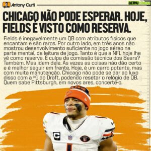 Antony Curti Instagram - Segundo Adam Schefter e outras fontes, Justin Fields chega para ser reserva de Russell Wilson nos Steelers. 

Aliás, é assim que ele foi visto pela maioria dos times que negociaram com Chicago. Reserva. 

É inegável que existe talento físico, mas a leitura de jogo não evoluiu o suficiente em três anos. Isso é bastante alarmante e, por mais que ele tenha velocidade e atleticismo, isso não basta para ser um QB titular na NFL. 

Os Bears não são santos nessa, é óbvio que Fields não foi “bem tratado” o suficiente – tal como Kenny Pickett ou Mac Jones. Mas, como ambos, tiveram também uma enorme parcela de culpa. Prospectos às vezes não vingam. Assim é a posição mais difícil na transição do college para a NFL, a de QB. 

Fields hoje é um carro com manutenção cara e mão de obra que demandará tempo para, TALVEZ, dar certo. Os Bears não podem correr esse risco tendo a #1 do Draft para resetar o relógio contratual da posição. Fields pode dar certo. Caleb Williams pode dar certo. A diferença é que a segunda opção, independente do resto, é bem mais barata e por pelo menos mais três anos.