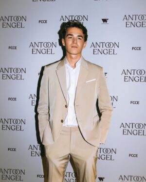 Antoon Instagram - Afgelopen zondag ging mijn film ‘Engel’ in première. Dankbaar voor alle goeie reacties ❤️ Ik kan niet wachten om hem aan jullie te laten zien!! Extra bioscooptickets voor 21 en 23 april zijn nu verkrijgbaar via de link in mijn bio