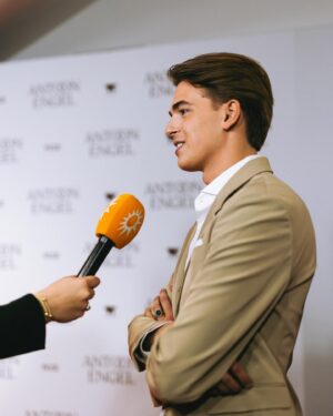 Antoon Instagram - Afgelopen zondag ging mijn film ‘Engel’ in première. Dankbaar voor alle goeie reacties ❤️ Ik kan niet wachten om hem aan jullie te laten zien!! Extra bioscooptickets voor 21 en 23 april zijn nu verkrijgbaar via de link in mijn bio