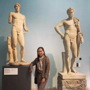 Anucha Boonyawatana Instagram - British Museum 
กะว่าจะมาดูภาพสลักนูนต่ำของอารยธรรม Assyrian โดยเฉพาะรูปที่เป็นสวนมีท่อส่งน้ำแบบลอยฟ้า (ภาพหลังสุด) เพราะมีทฤษฎีใหม่ๆเกี่ยวกับ "สวนลอยแห่งกรุงบาบิโลน" ว่าแท้จริงแล้วอาจจะตั้งอยู่ที่เมือง Nineveh และภาพสลักนี้คือหลักฐานชิ้นสำคัญ 

แต่ปรากฏว่าห้องแสดงปิดใส่ค่ะ บ้งง นางอ้างว่ามีปัญหาสตาฟไม่พอ ดูแลไม่ทั่วถึง เดินดูได้แป๊บเดียวก็โดนไล่ออกมา จึงต้องมาถ่ายรูปกับหนุ่มๆนักกีฬากรีกโป๊เปลือยแทน เอิ่ม...

จริงๆเป็นคนหลงใหลเรื่องสิ่งมหัศจรรย์แห่งยุคโบราณมาตั้งแต่เด็กแล้วค่ะ The Hanging Garden of Babylon นี่คือชอบมาก ในพิพิธภัณฑ์ ก็ยังมีซากรูปปั้นจาก Mausoleum at Halicarnassus และเสาจาก 
Temple of Artemis ให้ได้ชมด้วยค่ะ ทุกอย่างดูใหญ่โตและงดงามมาก ทำให้นึกจินตนาการได้ถึงความอลังการในอดีตค่ะ
ขอขอบคุณ @junewatsamon สำหรับภาพถ่ายและการเดินเที่ยวชมค่ะ