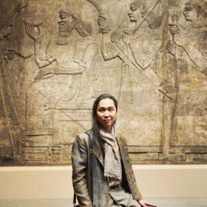 Anucha Boonyawatana Instagram - British Museum 
กะว่าจะมาดูภาพสลักนูนต่ำของอารยธรรม Assyrian โดยเฉพาะรูปที่เป็นสวนมีท่อส่งน้ำแบบลอยฟ้า (ภาพหลังสุด) เพราะมีทฤษฎีใหม่ๆเกี่ยวกับ "สวนลอยแห่งกรุงบาบิโลน" ว่าแท้จริงแล้วอาจจะตั้งอยู่ที่เมือง Nineveh และภาพสลักนี้คือหลักฐานชิ้นสำคัญ 

แต่ปรากฏว่าห้องแสดงปิดใส่ค่ะ บ้งง นางอ้างว่ามีปัญหาสตาฟไม่พอ ดูแลไม่ทั่วถึง เดินดูได้แป๊บเดียวก็โดนไล่ออกมา จึงต้องมาถ่ายรูปกับหนุ่มๆนักกีฬากรีกโป๊เปลือยแทน เอิ่ม...

จริงๆเป็นคนหลงใหลเรื่องสิ่งมหัศจรรย์แห่งยุคโบราณมาตั้งแต่เด็กแล้วค่ะ The Hanging Garden of Babylon นี่คือชอบมาก ในพิพิธภัณฑ์ ก็ยังมีซากรูปปั้นจาก Mausoleum at Halicarnassus และเสาจาก 
Temple of Artemis ให้ได้ชมด้วยค่ะ ทุกอย่างดูใหญ่โตและงดงามมาก ทำให้นึกจินตนาการได้ถึงความอลังการในอดีตค่ะ
ขอขอบคุณ @junewatsamon สำหรับภาพถ่ายและการเดินเที่ยวชมค่ะ