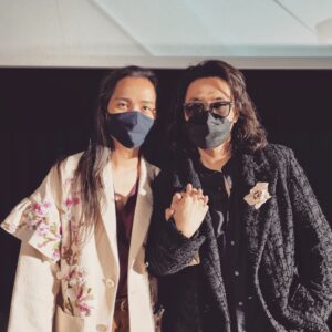 Anucha Boonyawatana Instagram - One For the Road : Review
เมื่อวานไปรอบสื่อของหนัง #OneForTheRoadMovie “วันสุดท้าย..ก่อนบายเธอ” ผลงานกำกับของบาส พูนพิริยะ (ฉลาดเกมส์โกง) มาค่ะ เราไม่ได้เห็นการแสดงที่ดีเยี่ยมจากทีมนักแสดงไทยมานานมากแล้ว นี่เป็นสิ่งที่โอบอุ้มอารมณ์ของหนังเรื่องนี้และตรึงให้เราติดตามมันไปจนจบ เอาเป็นว่าแค่ไปดูการแสดงของนักแสดงแต่ละคนก็คุ้มแล้วค่ะ 

ต่อ ธนภพ "บอส” มีความ effortless (ความเป็นธรรมชาติ ธรรมดา) พัฒนาขึ้นมาอย่างเห็นได้ชัด นั่นเป็นสิ่งที่เราชอบมากเลยค่ะ เพราะทำให้เขาดูจับต้องได้ ชอบฉากตอนเป็นเด็กแตกวัยหนุ่มหน้าสิว ไปนั่งขอเหล้ากินจากบาร์เทนเดอร์สาวสวย 

ไอซ์ซึ ณัฐรัตน์ “อู้ด”  คนนี้เขาทุ่มกับบทมากอยู่แล้ว จริงๆ เราเคยทำหนังที่มีตัวละครเป็นมะเร็งแบบนี้มาแล้วคือเรื่องมะลิลา การแสดงของไอซ์ซึทำให้เราเห็นอีกด้านหนึ่ง เลยได้คุยกับคุณบาส ผกก. ว่า คนอายุเท่าเรานี่มันต้องมีเพื่อนคนนึงที่เป็นมะเร็งจากไป แล้วมันก็เป็นเรื่องที่อยู่ในใจมากๆ จนต้องเอามาทำหนังเหมือนๆกัน 

พลอย หอวัง “อลิซ” ชอบตัวละครนี้มากก และพลอยก็ nail it ค่ะ ด้วยการทำ styling สาวนิวยอร์คเกอร์ผมแดง กับสาวโคราชบ้านๆที่ไปไม่ถึงฝัน ก็ออกมาเสริมการแสดงออกทางสีหน้า แววตา และอากัปกริยาที่คาดไม่ถึงของพลอยได้ดีมาก

ออกแบบ ชุติมณฑน์ "นูนาร์" รู้สึกว่าอยากรู้จักตัวละครนี้เพิ่ม แต่สิ่งที่เด็ดขาดในการแสดงของออกแบบคือ gesture และ posture  ฉากเธอในชุดเจ้าสาววิ่งออกมาร้องไห้หลังโบสถ์มีพลังไปจนถึงตอนจบ ว่าการร่ำลามันเปิดบาดแผลของพวกเธอขึ้นมาอีกครั้ง 

นุ่น ศิรพันธ์ ในบท “รุ้ง” และหญิง รฐา ในบทพี่สาว  อยากรู้เรื่องของพวกเธอมากขึ้น เสียดายว่าบทน้อยไปหน่อยค่ะ 

วี วิโอเล็ต ในบท “ปริม” สวยเท่ค่ะ เล่นได้สมกับเป็น muse ของผู้ชายในเรื่อง  ฉากที่ชอบมากๆ คือหลังจากที่เธอไปแข่งชงเหล้า เธอก็เปลี่ยนลุ๊คทำสีผมเป็นนิวยอร์คเกอร์สาว ฉากนั้นเปล่งประกายมากเลยค่ะ แม้เห็นเพียงเวลาสั้นๆ เออ แต่ว่าฉากเลิฟซีนโป๊น้อยไปนะคะ ไหนๆก็ไหนๆ แล้ว น่าจะโป๊ๆไปเลย น้องต่อก็ด้วยค่ะ 

อย่างที่บอกไปตอนต้นว่า เนื้อเรื่องอะไรใดๆ เราก็อาจจะมีส่วนที่อินบ้าง ไม่อินบ้าง เป็นธรรมดา ส่วนตัวอยากให้เล่าเรื่องผู้หญิงแต่ละคนมากขึ้นค่ะ เรื่องผู้ชายเมาค็อกเทล ถ้าไม่จิ้นกันก็พอสมควรแค่นี้ได้ กำลังอิ่มพอดี

แต่สิ่งที่ชอบมากๆในเรื่องคือเสื้อผ้าหน้าผมใดๆ เสริมตัวละครและการเล่าเรื่องได้ดีเลิศ และการถ่ายทำที่ลงทุนอย่างที่มันควรจะเป็นจริงๆ ทำให้ภาพรวมของเรื่องทั้งหมดมันไปถึงจุดที่ทำให้เกิดบรรยากาศเฉพาะตัวของผกก. ขึ้นมาได้ 

เชิญชมหนังไทยดราม่าดีๆ  ที่ควรไปรับชมในโรงภาพยนตรค่ะ