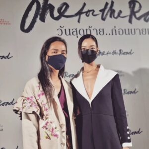Anucha Boonyawatana Instagram - One For the Road : Review
เมื่อวานไปรอบสื่อของหนัง #OneForTheRoadMovie “วันสุดท้าย..ก่อนบายเธอ” ผลงานกำกับของบาส พูนพิริยะ (ฉลาดเกมส์โกง) มาค่ะ เราไม่ได้เห็นการแสดงที่ดีเยี่ยมจากทีมนักแสดงไทยมานานมากแล้ว นี่เป็นสิ่งที่โอบอุ้มอารมณ์ของหนังเรื่องนี้และตรึงให้เราติดตามมันไปจนจบ เอาเป็นว่าแค่ไปดูการแสดงของนักแสดงแต่ละคนก็คุ้มแล้วค่ะ 

ต่อ ธนภพ "บอส” มีความ effortless (ความเป็นธรรมชาติ ธรรมดา) พัฒนาขึ้นมาอย่างเห็นได้ชัด นั่นเป็นสิ่งที่เราชอบมากเลยค่ะ เพราะทำให้เขาดูจับต้องได้ ชอบฉากตอนเป็นเด็กแตกวัยหนุ่มหน้าสิว ไปนั่งขอเหล้ากินจากบาร์เทนเดอร์สาวสวย 

ไอซ์ซึ ณัฐรัตน์ “อู้ด”  คนนี้เขาทุ่มกับบทมากอยู่แล้ว จริงๆ เราเคยทำหนังที่มีตัวละครเป็นมะเร็งแบบนี้มาแล้วคือเรื่องมะลิลา การแสดงของไอซ์ซึทำให้เราเห็นอีกด้านหนึ่ง เลยได้คุยกับคุณบาส ผกก. ว่า คนอายุเท่าเรานี่มันต้องมีเพื่อนคนนึงที่เป็นมะเร็งจากไป แล้วมันก็เป็นเรื่องที่อยู่ในใจมากๆ จนต้องเอามาทำหนังเหมือนๆกัน 

พลอย หอวัง “อลิซ” ชอบตัวละครนี้มากก และพลอยก็ nail it ค่ะ ด้วยการทำ styling สาวนิวยอร์คเกอร์ผมแดง กับสาวโคราชบ้านๆที่ไปไม่ถึงฝัน ก็ออกมาเสริมการแสดงออกทางสีหน้า แววตา และอากัปกริยาที่คาดไม่ถึงของพลอยได้ดีมาก

ออกแบบ ชุติมณฑน์ "นูนาร์" รู้สึกว่าอยากรู้จักตัวละครนี้เพิ่ม แต่สิ่งที่เด็ดขาดในการแสดงของออกแบบคือ gesture และ posture  ฉากเธอในชุดเจ้าสาววิ่งออกมาร้องไห้หลังโบสถ์มีพลังไปจนถึงตอนจบ ว่าการร่ำลามันเปิดบาดแผลของพวกเธอขึ้นมาอีกครั้ง 

นุ่น ศิรพันธ์ ในบท “รุ้ง” และหญิง รฐา ในบทพี่สาว  อยากรู้เรื่องของพวกเธอมากขึ้น เสียดายว่าบทน้อยไปหน่อยค่ะ 

วี วิโอเล็ต ในบท “ปริม” สวยเท่ค่ะ เล่นได้สมกับเป็น muse ของผู้ชายในเรื่อง  ฉากที่ชอบมากๆ คือหลังจากที่เธอไปแข่งชงเหล้า เธอก็เปลี่ยนลุ๊คทำสีผมเป็นนิวยอร์คเกอร์สาว ฉากนั้นเปล่งประกายมากเลยค่ะ แม้เห็นเพียงเวลาสั้นๆ เออ แต่ว่าฉากเลิฟซีนโป๊น้อยไปนะคะ ไหนๆก็ไหนๆ แล้ว น่าจะโป๊ๆไปเลย น้องต่อก็ด้วยค่ะ 

อย่างที่บอกไปตอนต้นว่า เนื้อเรื่องอะไรใดๆ เราก็อาจจะมีส่วนที่อินบ้าง ไม่อินบ้าง เป็นธรรมดา ส่วนตัวอยากให้เล่าเรื่องผู้หญิงแต่ละคนมากขึ้นค่ะ เรื่องผู้ชายเมาค็อกเทล ถ้าไม่จิ้นกันก็พอสมควรแค่นี้ได้ กำลังอิ่มพอดี

แต่สิ่งที่ชอบมากๆในเรื่องคือเสื้อผ้าหน้าผมใดๆ เสริมตัวละครและการเล่าเรื่องได้ดีเลิศ และการถ่ายทำที่ลงทุนอย่างที่มันควรจะเป็นจริงๆ ทำให้ภาพรวมของเรื่องทั้งหมดมันไปถึงจุดที่ทำให้เกิดบรรยากาศเฉพาะตัวของผกก. ขึ้นมาได้ 

เชิญชมหนังไทยดราม่าดีๆ  ที่ควรไปรับชมในโรงภาพยนตรค่ะ