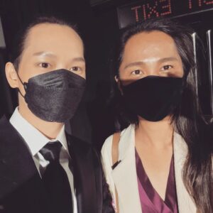 Anucha Boonyawatana Instagram - One For the Road : Review
เมื่อวานไปรอบสื่อของหนัง #OneForTheRoadMovie “วันสุดท้าย..ก่อนบายเธอ” ผลงานกำกับของบาส พูนพิริยะ (ฉลาดเกมส์โกง) มาค่ะ เราไม่ได้เห็นการแสดงที่ดีเยี่ยมจากทีมนักแสดงไทยมานานมากแล้ว นี่เป็นสิ่งที่โอบอุ้มอารมณ์ของหนังเรื่องนี้และตรึงให้เราติดตามมันไปจนจบ เอาเป็นว่าแค่ไปดูการแสดงของนักแสดงแต่ละคนก็คุ้มแล้วค่ะ 

ต่อ ธนภพ "บอส” มีความ effortless (ความเป็นธรรมชาติ ธรรมดา) พัฒนาขึ้นมาอย่างเห็นได้ชัด นั่นเป็นสิ่งที่เราชอบมากเลยค่ะ เพราะทำให้เขาดูจับต้องได้ ชอบฉากตอนเป็นเด็กแตกวัยหนุ่มหน้าสิว ไปนั่งขอเหล้ากินจากบาร์เทนเดอร์สาวสวย 

ไอซ์ซึ ณัฐรัตน์ “อู้ด”  คนนี้เขาทุ่มกับบทมากอยู่แล้ว จริงๆ เราเคยทำหนังที่มีตัวละครเป็นมะเร็งแบบนี้มาแล้วคือเรื่องมะลิลา การแสดงของไอซ์ซึทำให้เราเห็นอีกด้านหนึ่ง เลยได้คุยกับคุณบาส ผกก. ว่า คนอายุเท่าเรานี่มันต้องมีเพื่อนคนนึงที่เป็นมะเร็งจากไป แล้วมันก็เป็นเรื่องที่อยู่ในใจมากๆ จนต้องเอามาทำหนังเหมือนๆกัน 

พลอย หอวัง “อลิซ” ชอบตัวละครนี้มากก และพลอยก็ nail it ค่ะ ด้วยการทำ styling สาวนิวยอร์คเกอร์ผมแดง กับสาวโคราชบ้านๆที่ไปไม่ถึงฝัน ก็ออกมาเสริมการแสดงออกทางสีหน้า แววตา และอากัปกริยาที่คาดไม่ถึงของพลอยได้ดีมาก

ออกแบบ ชุติมณฑน์ "นูนาร์" รู้สึกว่าอยากรู้จักตัวละครนี้เพิ่ม แต่สิ่งที่เด็ดขาดในการแสดงของออกแบบคือ gesture และ posture  ฉากเธอในชุดเจ้าสาววิ่งออกมาร้องไห้หลังโบสถ์มีพลังไปจนถึงตอนจบ ว่าการร่ำลามันเปิดบาดแผลของพวกเธอขึ้นมาอีกครั้ง 

นุ่น ศิรพันธ์ ในบท “รุ้ง” และหญิง รฐา ในบทพี่สาว  อยากรู้เรื่องของพวกเธอมากขึ้น เสียดายว่าบทน้อยไปหน่อยค่ะ 

วี วิโอเล็ต ในบท “ปริม” สวยเท่ค่ะ เล่นได้สมกับเป็น muse ของผู้ชายในเรื่อง  ฉากที่ชอบมากๆ คือหลังจากที่เธอไปแข่งชงเหล้า เธอก็เปลี่ยนลุ๊คทำสีผมเป็นนิวยอร์คเกอร์สาว ฉากนั้นเปล่งประกายมากเลยค่ะ แม้เห็นเพียงเวลาสั้นๆ เออ แต่ว่าฉากเลิฟซีนโป๊น้อยไปนะคะ ไหนๆก็ไหนๆ แล้ว น่าจะโป๊ๆไปเลย น้องต่อก็ด้วยค่ะ 

อย่างที่บอกไปตอนต้นว่า เนื้อเรื่องอะไรใดๆ เราก็อาจจะมีส่วนที่อินบ้าง ไม่อินบ้าง เป็นธรรมดา ส่วนตัวอยากให้เล่าเรื่องผู้หญิงแต่ละคนมากขึ้นค่ะ เรื่องผู้ชายเมาค็อกเทล ถ้าไม่จิ้นกันก็พอสมควรแค่นี้ได้ กำลังอิ่มพอดี

แต่สิ่งที่ชอบมากๆในเรื่องคือเสื้อผ้าหน้าผมใดๆ เสริมตัวละครและการเล่าเรื่องได้ดีเลิศ และการถ่ายทำที่ลงทุนอย่างที่มันควรจะเป็นจริงๆ ทำให้ภาพรวมของเรื่องทั้งหมดมันไปถึงจุดที่ทำให้เกิดบรรยากาศเฉพาะตัวของผกก. ขึ้นมาได้ 

เชิญชมหนังไทยดราม่าดีๆ  ที่ควรไปรับชมในโรงภาพยนตรค่ะ