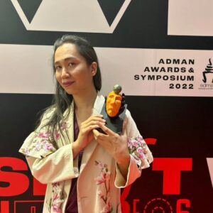 Anucha Boonyawatana Instagram - ปลายปีนี้ได้มีโอกาสไปรับรางวัลมากมายจากหลายเวที ทั้งจากซีรี่ส์  Not Me (รางวัล Y Universe และ สุดสัปดาห์อวอร์ด) และงานกรุงเทพกลางแปลง (Ad Man - ในนามสมาคมผกก.) รวมทั้งผลงานยังได้รับการกล่าวถึงจากสื่อทั้งในและต่างประเทศ 

จริงๆ เป็นปีที่ทดลองทำสิ่งใหม่ๆ แบบไม่กลัวเกรง อาจจะเป็นเพราะว่าพอมันไม่ใช่ผลงานภาพยนตร์ (ที่มีเรื่องต้องให้คิดเยอะกว่า) ก็ทำให้เราลองอะไรได้ง่ายขึ้นค่ะ ผลงานปีนี้ส่วนใหญ่ก็คือ นึกอะไรได้ก็ทำเลย ลองเลย เจอปัญหาก็ไปแก้เอา ถือเสียว่าเป็นงานนำร่อง ผลงานในปีต่อๆไปก็หวังว่าจะมีโอกาสได้นำประสบการณ์ไปพัฒนาให้ดีขึ้นค่ะ 

ขอขอบคุณทีมงาน,นักแสดงและผู้ชมทั้งไทยและต่างประเทศที่ช่วยสนับสนุนกันมาตลอดปีนี้ค่ะ