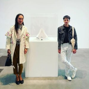 Anucha Boonyawatana Instagram - Tate Modern ณ หอศิลปะร่วมสมัยที่ลอนดอน นุชี่ก็ชวนโอบไปเดินดูงาน conceptual art ต่างๆ 

นุชี่ : เอิ่ม.. นี่คืออะไรคะ
โอบ : มันคืองานศิลป์
นุชี่ : จบค่ะ

งานที่หอศิลป์นี้ บางชิ้นเหวอแดกมากค่ะ การ curate มีความกล้า แต่ชิ้นไหนไม่อินก็เดินผ่านไปค่ะ ไม่ต้องแอคคูล ก็ต้องมีงงบ้างอะไรบ้างนะคะโอบ 

นุชี่ชอบงาน instalation ที่เอาบันไดช่างกับของจุกจิกบ้าๆ บอๆ มาจัดวางมากเลย แต่โอบไม่อินค่ะ นางชอบงาน surrealism มากกว่า 

ปกติบางเดือนตรงโถงกลางหอศิลป์จะมีงาน instalation ปฏิมากรรมอลังการๆมาตั้ง แต่วันนี้ไม่มีค่ะ อดดู..

ว่าจะจองตั๋วไปดูงานของป้าลายจุด Kusama Yayoi แต่ตั๋วเต็มไปหลายเดือน ก็อดอีก..

เดินเหวอกันไป 2-3 ชม. ก็ไปนั่งพักที่ร้านอาหารเมาท์มอยกันต่อ จบทริปค่ะ 🙄

ขอบคุณ @junewatsamon  ที่มาเดินเที่ยวด้วยกันและถ่ายภาพให้ค่ะ ใครมาลอนดอนอยากได้ภาพสวยๆ และเพื่อนเดินเที่ยว ติดต่อน้องได้เลยนะคะ