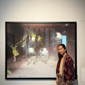 Anucha Boonyawatana Instagram - มาเยี่ยมชมแกลลอรี่ "ใหม่อีหลี" ที่ขอนแก่นค่ะ กำลังมีนิทรรศการ A Trace of Thunder ในแสงไฟใต้ฝนพรำ โดย อภิชาติพงศ์ วีระเศรษฐกุล และ เมฆ' ครึ่งฟ้า จัดแสดงภาพถ่ายและ instalation ร่วมกับเสียง ambience ในแกลลอรี่ขนาดเล็กๆ ใจกลางเมือง ช่วงนี้งานศิลปะร่วมสมัยทางภาคอีสานคึกคักดีค่ะ