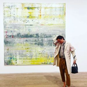 Anucha Boonyawatana Instagram - Tate Modern ณ หอศิลปะร่วมสมัยที่ลอนดอน นุชี่ก็ชวนโอบไปเดินดูงาน conceptual art ต่างๆ 

นุชี่ : เอิ่ม.. นี่คืออะไรคะ
โอบ : มันคืองานศิลป์
นุชี่ : จบค่ะ

งานที่หอศิลป์นี้ บางชิ้นเหวอแดกมากค่ะ การ curate มีความกล้า แต่ชิ้นไหนไม่อินก็เดินผ่านไปค่ะ ไม่ต้องแอคคูล ก็ต้องมีงงบ้างอะไรบ้างนะคะโอบ 

นุชี่ชอบงาน instalation ที่เอาบันไดช่างกับของจุกจิกบ้าๆ บอๆ มาจัดวางมากเลย แต่โอบไม่อินค่ะ นางชอบงาน surrealism มากกว่า 

ปกติบางเดือนตรงโถงกลางหอศิลป์จะมีงาน instalation ปฏิมากรรมอลังการๆมาตั้ง แต่วันนี้ไม่มีค่ะ อดดู..

ว่าจะจองตั๋วไปดูงานของป้าลายจุด Kusama Yayoi แต่ตั๋วเต็มไปหลายเดือน ก็อดอีก..

เดินเหวอกันไป 2-3 ชม. ก็ไปนั่งพักที่ร้านอาหารเมาท์มอยกันต่อ จบทริปค่ะ 🙄

ขอบคุณ @junewatsamon  ที่มาเดินเที่ยวด้วยกันและถ่ายภาพให้ค่ะ ใครมาลอนดอนอยากได้ภาพสวยๆ และเพื่อนเดินเที่ยว ติดต่อน้องได้เลยนะคะ