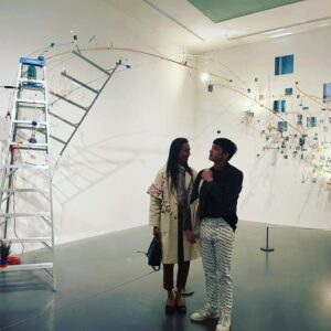 Anucha Boonyawatana Instagram - Tate Modern ณ หอศิลปะร่วมสมัยที่ลอนดอน นุชี่ก็ชวนโอบไปเดินดูงาน conceptual art ต่างๆ 

นุชี่ : เอิ่ม.. นี่คืออะไรคะ
โอบ : มันคืองานศิลป์
นุชี่ : จบค่ะ

งานที่หอศิลป์นี้ บางชิ้นเหวอแดกมากค่ะ การ curate มีความกล้า แต่ชิ้นไหนไม่อินก็เดินผ่านไปค่ะ ไม่ต้องแอคคูล ก็ต้องมีงงบ้างอะไรบ้างนะคะโอบ 

นุชี่ชอบงาน instalation ที่เอาบันไดช่างกับของจุกจิกบ้าๆ บอๆ มาจัดวางมากเลย แต่โอบไม่อินค่ะ นางชอบงาน surrealism มากกว่า 

ปกติบางเดือนตรงโถงกลางหอศิลป์จะมีงาน instalation ปฏิมากรรมอลังการๆมาตั้ง แต่วันนี้ไม่มีค่ะ อดดู..

ว่าจะจองตั๋วไปดูงานของป้าลายจุด Kusama Yayoi แต่ตั๋วเต็มไปหลายเดือน ก็อดอีก..

เดินเหวอกันไป 2-3 ชม. ก็ไปนั่งพักที่ร้านอาหารเมาท์มอยกันต่อ จบทริปค่ะ 🙄

ขอบคุณ @junewatsamon  ที่มาเดินเที่ยวด้วยกันและถ่ายภาพให้ค่ะ ใครมาลอนดอนอยากได้ภาพสวยๆ และเพื่อนเดินเที่ยว ติดต่อน้องได้เลยนะคะ