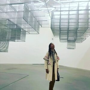 Anucha Boonyawatana Instagram - Tate Modern ณ หอศิลปะร่วมสมัยที่ลอนดอน นุชี่ก็ชวนโอบไปเดินดูงาน conceptual art ต่างๆ 

นุชี่ : เอิ่ม.. นี่คืออะไรคะ
โอบ : มันคืองานศิลป์
นุชี่ : จบค่ะ

งานที่หอศิลป์นี้ บางชิ้นเหวอแดกมากค่ะ การ curate มีความกล้า แต่ชิ้นไหนไม่อินก็เดินผ่านไปค่ะ ไม่ต้องแอคคูล ก็ต้องมีงงบ้างอะไรบ้างนะคะโอบ 

นุชี่ชอบงาน instalation ที่เอาบันไดช่างกับของจุกจิกบ้าๆ บอๆ มาจัดวางมากเลย แต่โอบไม่อินค่ะ นางชอบงาน surrealism มากกว่า 

ปกติบางเดือนตรงโถงกลางหอศิลป์จะมีงาน instalation ปฏิมากรรมอลังการๆมาตั้ง แต่วันนี้ไม่มีค่ะ อดดู..

ว่าจะจองตั๋วไปดูงานของป้าลายจุด Kusama Yayoi แต่ตั๋วเต็มไปหลายเดือน ก็อดอีก..

เดินเหวอกันไป 2-3 ชม. ก็ไปนั่งพักที่ร้านอาหารเมาท์มอยกันต่อ จบทริปค่ะ 🙄

ขอบคุณ @junewatsamon  ที่มาเดินเที่ยวด้วยกันและถ่ายภาพให้ค่ะ ใครมาลอนดอนอยากได้ภาพสวยๆ และเพื่อนเดินเที่ยว ติดต่อน้องได้เลยนะคะ