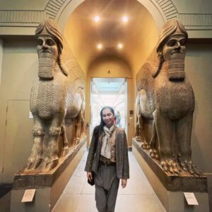Anucha Boonyawatana Instagram - British Museum 
กะว่าจะมาดูภาพสลักนูนต่ำของอารยธรรม Assyrian โดยเฉพาะรูปที่เป็นสวนมีท่อส่งน้ำแบบลอยฟ้า (ภาพหลังสุด) เพราะมีทฤษฎีใหม่ๆเกี่ยวกับ "สวนลอยแห่งกรุงบาบิโลน" ว่าแท้จริงแล้วอาจจะตั้งอยู่ที่เมือง Nineveh และภาพสลักนี้คือหลักฐานชิ้นสำคัญ 

แต่ปรากฏว่าห้องแสดงปิดใส่ค่ะ บ้งง นางอ้างว่ามีปัญหาสตาฟไม่พอ ดูแลไม่ทั่วถึง เดินดูได้แป๊บเดียวก็โดนไล่ออกมา จึงต้องมาถ่ายรูปกับหนุ่มๆนักกีฬากรีกโป๊เปลือยแทน เอิ่ม...

จริงๆเป็นคนหลงใหลเรื่องสิ่งมหัศจรรย์แห่งยุคโบราณมาตั้งแต่เด็กแล้วค่ะ The Hanging Garden of Babylon นี่คือชอบมาก ในพิพิธภัณฑ์ ก็ยังมีซากรูปปั้นจาก Mausoleum at Halicarnassus และเสาจาก 
Temple of Artemis ให้ได้ชมด้วยค่ะ ทุกอย่างดูใหญ่โตและงดงามมาก ทำให้นึกจินตนาการได้ถึงความอลังการในอดีตค่ะ
ขอขอบคุณ @junewatsamon สำหรับภาพถ่ายและการเดินเที่ยวชมค่ะ