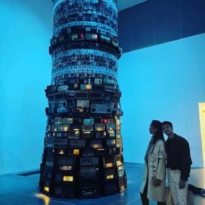 Anucha Boonyawatana Instagram - Tate Modern ณ หอศิลปะร่วมสมัยที่ลอนดอน นุชี่ก็ชวนโอบไปเดินดูงาน conceptual art ต่างๆ 

นุชี่ : เอิ่ม.. นี่คืออะไรคะ
โอบ : มันคืองานศิลป์
นุชี่ : จบค่ะ

งานที่หอศิลป์นี้ บางชิ้นเหวอแดกมากค่ะ การ curate มีความกล้า แต่ชิ้นไหนไม่อินก็เดินผ่านไปค่ะ ไม่ต้องแอคคูล ก็ต้องมีงงบ้างอะไรบ้างนะคะโอบ 

นุชี่ชอบงาน instalation ที่เอาบันไดช่างกับของจุกจิกบ้าๆ บอๆ มาจัดวางมากเลย แต่โอบไม่อินค่ะ นางชอบงาน surrealism มากกว่า 

ปกติบางเดือนตรงโถงกลางหอศิลป์จะมีงาน instalation ปฏิมากรรมอลังการๆมาตั้ง แต่วันนี้ไม่มีค่ะ อดดู..

ว่าจะจองตั๋วไปดูงานของป้าลายจุด Kusama Yayoi แต่ตั๋วเต็มไปหลายเดือน ก็อดอีก..

เดินเหวอกันไป 2-3 ชม. ก็ไปนั่งพักที่ร้านอาหารเมาท์มอยกันต่อ จบทริปค่ะ 🙄

ขอบคุณ @junewatsamon  ที่มาเดินเที่ยวด้วยกันและถ่ายภาพให้ค่ะ ใครมาลอนดอนอยากได้ภาพสวยๆ และเพื่อนเดินเที่ยว ติดต่อน้องได้เลยนะคะ