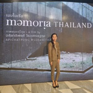 Anucha Boonyawatana Instagram - ได้มีโอกาสมาร่วมแสดงความยินดีกับพี่เจ้ย อภิชาติพงศ์ในรอบกาล่าพรีเมียร์ของภาพยนตร์เรื่อง #MEMORIA ซึ่งจะเข้าฉายในไทยสัปดาห์หน้าค่ะ (พฤหัสที่ 3 มีนา) ภาพยนตร์เรื่องนี้เป็นงานระดับ worldclass ของผู้กำกับชาวไทย มีทีมงานทั้งคนไทยและต่างชาติ แถมยังได้ดาราดังระดับรางวัลออสการ์อย่าง ทิลด้า สวินตัน (ซึ่งผู้ชมหลายท่านจะรู้จักเธอดีในบท “ดิแอนเชี่ยนวัน” จากหนังค่ายมาร์เวล) มาร่วมแสดง 

ผู้ชมท่านไหนยังไม่เคยมีโอกาสดูหนังพี่เจ้ยในโรงภาพยนตร์ โอกาสนี้ไม่ควรพลาดเลยค่ะ เพราะปกติหนังพี่เจ้ยมักจะฉายในวงจำกัด แต่สำหรับ Memoria จัดงานเปิดตัวอย่างยิ่งใหญ่  ทิลด้า สวินตันก็เดินทางมาเมืองไทยเพื่อร่วมโปรโมทหนังเรื่องนี้และจัดงานเสวนากับผู้ชมอีกด้วย หนังน่าจะเข้าฉายหลายโรง จึงอยากเชิญชวนให้รีบไปดูกันตั้งแต่สัปดาห์แรกเลยค่ะ 
สำหรับตัวนุชี่เองติดตามดูมาตั้งแต่เรื่องสุดสเน่หา บางเรื่องไม่เข้าฉายที่ไทยก็ต้องตามไปดูถึงเมืองนอกกันเลย  ความสนุกในการดูหนังของพี่เจ้ยคือการได้ค้นพบประสบการณ์ในการชมภาพยนตร์ที่แปลกใหม่ อย่างที่หาจากหนังเรื่องอื่นๆไม่ได้  ทำให้เราได้เห็นการสร้างสรรค์ศิลปะภาพยนตร์ที่แตกต่างทั้งภาพและเสียง สไตล์และมุมมองทางสุนทรียะบางอย่างที่ปรากฏในงานของนุชี่เองก็ได้รับอิทธิพลจากพี่เจ้ยด้วยค่ะ

สำหรับเรื่อง Memoria พี่เจ้ยเปลี่ยนจากการเล่าเรื่องราวในเมืองไทยไปเป็นโคลอมเบีย โดยมี “เจสสิกา” (ทิลด้า สวินตัน) ผู้หญิงคนหนึ่งที่ได้ยินเสียงระเบิดดังก้องในหัวของเธอ ปัง!!! เธอจึงออกเดินทางเพื่อค้นหาที่มาและสาเหตุของเสียงประหลาดอันนั้น เล่าเรื่องย่อๆได้แค่นี้ล่ะค่ะ และหนังพี่เจ้ยก็บางทีไม่ได้โฟกัสที่การเล่าเรื่อง แต่เน้นไปที่บรรยากาศแวดล้อม สะกดคนดูให้ดำดิ่งไปกับภาพและเสียงที่ปรากฏขึ้นตรงหน้า 

พี่เจ้ย อภิชาติพงศ์ เป็นความภูมิใจของวงการภาพยนตร์ สร้างแรงบันดาลใจให้กับผู้สร้างภาพยนตร์ทั่วโลก ผลงานของพี่เจ้ยจึงได้รับรางวัลสูงสุดอย่างรางวัลปาล์มทองคำจากเทศกาลหนังเมืองคานส์ และล่าสุดเรื่อง Memoria ก็จะได้รางวัล Jury Prize จากคานส์ด้วย หนังเข้า 3 มีนาคมนี้ ไม่ควรพลาดค่ะ