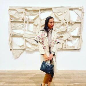 Anucha Boonyawatana Instagram - Tate Modern ณ หอศิลปะร่วมสมัยที่ลอนดอน นุชี่ก็ชวนโอบไปเดินดูงาน conceptual art ต่างๆ 

นุชี่ : เอิ่ม.. นี่คืออะไรคะ
โอบ : มันคืองานศิลป์
นุชี่ : จบค่ะ

งานที่หอศิลป์นี้ บางชิ้นเหวอแดกมากค่ะ การ curate มีความกล้า แต่ชิ้นไหนไม่อินก็เดินผ่านไปค่ะ ไม่ต้องแอคคูล ก็ต้องมีงงบ้างอะไรบ้างนะคะโอบ 

นุชี่ชอบงาน instalation ที่เอาบันไดช่างกับของจุกจิกบ้าๆ บอๆ มาจัดวางมากเลย แต่โอบไม่อินค่ะ นางชอบงาน surrealism มากกว่า 

ปกติบางเดือนตรงโถงกลางหอศิลป์จะมีงาน instalation ปฏิมากรรมอลังการๆมาตั้ง แต่วันนี้ไม่มีค่ะ อดดู..

ว่าจะจองตั๋วไปดูงานของป้าลายจุด Kusama Yayoi แต่ตั๋วเต็มไปหลายเดือน ก็อดอีก..

เดินเหวอกันไป 2-3 ชม. ก็ไปนั่งพักที่ร้านอาหารเมาท์มอยกันต่อ จบทริปค่ะ 🙄

ขอบคุณ @junewatsamon  ที่มาเดินเที่ยวด้วยกันและถ่ายภาพให้ค่ะ ใครมาลอนดอนอยากได้ภาพสวยๆ และเพื่อนเดินเที่ยว ติดต่อน้องได้เลยนะคะ