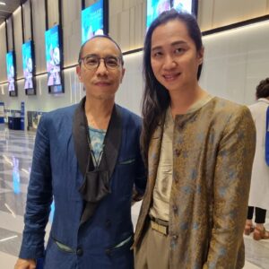 Anucha Boonyawatana Instagram - ได้มีโอกาสมาร่วมแสดงความยินดีกับพี่เจ้ย อภิชาติพงศ์ในรอบกาล่าพรีเมียร์ของภาพยนตร์เรื่อง #MEMORIA ซึ่งจะเข้าฉายในไทยสัปดาห์หน้าค่ะ (พฤหัสที่ 3 มีนา) ภาพยนตร์เรื่องนี้เป็นงานระดับ worldclass ของผู้กำกับชาวไทย มีทีมงานทั้งคนไทยและต่างชาติ แถมยังได้ดาราดังระดับรางวัลออสการ์อย่าง ทิลด้า สวินตัน (ซึ่งผู้ชมหลายท่านจะรู้จักเธอดีในบท “ดิแอนเชี่ยนวัน” จากหนังค่ายมาร์เวล) มาร่วมแสดง 

ผู้ชมท่านไหนยังไม่เคยมีโอกาสดูหนังพี่เจ้ยในโรงภาพยนตร์ โอกาสนี้ไม่ควรพลาดเลยค่ะ เพราะปกติหนังพี่เจ้ยมักจะฉายในวงจำกัด แต่สำหรับ Memoria จัดงานเปิดตัวอย่างยิ่งใหญ่  ทิลด้า สวินตันก็เดินทางมาเมืองไทยเพื่อร่วมโปรโมทหนังเรื่องนี้และจัดงานเสวนากับผู้ชมอีกด้วย หนังน่าจะเข้าฉายหลายโรง จึงอยากเชิญชวนให้รีบไปดูกันตั้งแต่สัปดาห์แรกเลยค่ะ 
สำหรับตัวนุชี่เองติดตามดูมาตั้งแต่เรื่องสุดสเน่หา บางเรื่องไม่เข้าฉายที่ไทยก็ต้องตามไปดูถึงเมืองนอกกันเลย  ความสนุกในการดูหนังของพี่เจ้ยคือการได้ค้นพบประสบการณ์ในการชมภาพยนตร์ที่แปลกใหม่ อย่างที่หาจากหนังเรื่องอื่นๆไม่ได้  ทำให้เราได้เห็นการสร้างสรรค์ศิลปะภาพยนตร์ที่แตกต่างทั้งภาพและเสียง สไตล์และมุมมองทางสุนทรียะบางอย่างที่ปรากฏในงานของนุชี่เองก็ได้รับอิทธิพลจากพี่เจ้ยด้วยค่ะ

สำหรับเรื่อง Memoria พี่เจ้ยเปลี่ยนจากการเล่าเรื่องราวในเมืองไทยไปเป็นโคลอมเบีย โดยมี “เจสสิกา” (ทิลด้า สวินตัน) ผู้หญิงคนหนึ่งที่ได้ยินเสียงระเบิดดังก้องในหัวของเธอ ปัง!!! เธอจึงออกเดินทางเพื่อค้นหาที่มาและสาเหตุของเสียงประหลาดอันนั้น เล่าเรื่องย่อๆได้แค่นี้ล่ะค่ะ และหนังพี่เจ้ยก็บางทีไม่ได้โฟกัสที่การเล่าเรื่อง แต่เน้นไปที่บรรยากาศแวดล้อม สะกดคนดูให้ดำดิ่งไปกับภาพและเสียงที่ปรากฏขึ้นตรงหน้า 

พี่เจ้ย อภิชาติพงศ์ เป็นความภูมิใจของวงการภาพยนตร์ สร้างแรงบันดาลใจให้กับผู้สร้างภาพยนตร์ทั่วโลก ผลงานของพี่เจ้ยจึงได้รับรางวัลสูงสุดอย่างรางวัลปาล์มทองคำจากเทศกาลหนังเมืองคานส์ และล่าสุดเรื่อง Memoria ก็จะได้รางวัล Jury Prize จากคานส์ด้วย หนังเข้า 3 มีนาคมนี้ ไม่ควรพลาดค่ะ