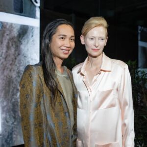 Anucha Boonyawatana Instagram - ได้มีโอกาสมาร่วมแสดงความยินดีกับพี่เจ้ย อภิชาติพงศ์ในรอบกาล่าพรีเมียร์ของภาพยนตร์เรื่อง #MEMORIA ซึ่งจะเข้าฉายในไทยสัปดาห์หน้าค่ะ (พฤหัสที่ 3 มีนา) ภาพยนตร์เรื่องนี้เป็นงานระดับ worldclass ของผู้กำกับชาวไทย มีทีมงานทั้งคนไทยและต่างชาติ แถมยังได้ดาราดังระดับรางวัลออสการ์อย่าง ทิลด้า สวินตัน (ซึ่งผู้ชมหลายท่านจะรู้จักเธอดีในบท “ดิแอนเชี่ยนวัน” จากหนังค่ายมาร์เวล) มาร่วมแสดง 

ผู้ชมท่านไหนยังไม่เคยมีโอกาสดูหนังพี่เจ้ยในโรงภาพยนตร์ โอกาสนี้ไม่ควรพลาดเลยค่ะ เพราะปกติหนังพี่เจ้ยมักจะฉายในวงจำกัด แต่สำหรับ Memoria จัดงานเปิดตัวอย่างยิ่งใหญ่  ทิลด้า สวินตันก็เดินทางมาเมืองไทยเพื่อร่วมโปรโมทหนังเรื่องนี้และจัดงานเสวนากับผู้ชมอีกด้วย หนังน่าจะเข้าฉายหลายโรง จึงอยากเชิญชวนให้รีบไปดูกันตั้งแต่สัปดาห์แรกเลยค่ะ 
สำหรับตัวนุชี่เองติดตามดูมาตั้งแต่เรื่องสุดสเน่หา บางเรื่องไม่เข้าฉายที่ไทยก็ต้องตามไปดูถึงเมืองนอกกันเลย  ความสนุกในการดูหนังของพี่เจ้ยคือการได้ค้นพบประสบการณ์ในการชมภาพยนตร์ที่แปลกใหม่ อย่างที่หาจากหนังเรื่องอื่นๆไม่ได้  ทำให้เราได้เห็นการสร้างสรรค์ศิลปะภาพยนตร์ที่แตกต่างทั้งภาพและเสียง สไตล์และมุมมองทางสุนทรียะบางอย่างที่ปรากฏในงานของนุชี่เองก็ได้รับอิทธิพลจากพี่เจ้ยด้วยค่ะ

สำหรับเรื่อง Memoria พี่เจ้ยเปลี่ยนจากการเล่าเรื่องราวในเมืองไทยไปเป็นโคลอมเบีย โดยมี “เจสสิกา” (ทิลด้า สวินตัน) ผู้หญิงคนหนึ่งที่ได้ยินเสียงระเบิดดังก้องในหัวของเธอ ปัง!!! เธอจึงออกเดินทางเพื่อค้นหาที่มาและสาเหตุของเสียงประหลาดอันนั้น เล่าเรื่องย่อๆได้แค่นี้ล่ะค่ะ และหนังพี่เจ้ยก็บางทีไม่ได้โฟกัสที่การเล่าเรื่อง แต่เน้นไปที่บรรยากาศแวดล้อม สะกดคนดูให้ดำดิ่งไปกับภาพและเสียงที่ปรากฏขึ้นตรงหน้า 

พี่เจ้ย อภิชาติพงศ์ เป็นความภูมิใจของวงการภาพยนตร์ สร้างแรงบันดาลใจให้กับผู้สร้างภาพยนตร์ทั่วโลก ผลงานของพี่เจ้ยจึงได้รับรางวัลสูงสุดอย่างรางวัลปาล์มทองคำจากเทศกาลหนังเมืองคานส์ และล่าสุดเรื่อง Memoria ก็จะได้รางวัล Jury Prize จากคานส์ด้วย หนังเข้า 3 มีนาคมนี้ ไม่ควรพลาดค่ะ