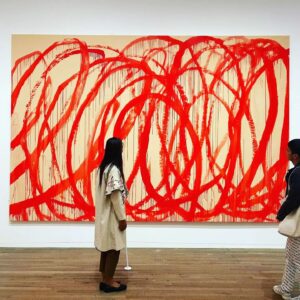 Anucha Boonyawatana Instagram - Tate Modern ณ หอศิลปะร่วมสมัยที่ลอนดอน นุชี่ก็ชวนโอบไปเดินดูงาน conceptual art ต่างๆ 

นุชี่ : เอิ่ม.. นี่คืออะไรคะ
โอบ : มันคืองานศิลป์
นุชี่ : จบค่ะ

งานที่หอศิลป์นี้ บางชิ้นเหวอแดกมากค่ะ การ curate มีความกล้า แต่ชิ้นไหนไม่อินก็เดินผ่านไปค่ะ ไม่ต้องแอคคูล ก็ต้องมีงงบ้างอะไรบ้างนะคะโอบ 

นุชี่ชอบงาน instalation ที่เอาบันไดช่างกับของจุกจิกบ้าๆ บอๆ มาจัดวางมากเลย แต่โอบไม่อินค่ะ นางชอบงาน surrealism มากกว่า 

ปกติบางเดือนตรงโถงกลางหอศิลป์จะมีงาน instalation ปฏิมากรรมอลังการๆมาตั้ง แต่วันนี้ไม่มีค่ะ อดดู..

ว่าจะจองตั๋วไปดูงานของป้าลายจุด Kusama Yayoi แต่ตั๋วเต็มไปหลายเดือน ก็อดอีก..

เดินเหวอกันไป 2-3 ชม. ก็ไปนั่งพักที่ร้านอาหารเมาท์มอยกันต่อ จบทริปค่ะ 🙄

ขอบคุณ @junewatsamon  ที่มาเดินเที่ยวด้วยกันและถ่ายภาพให้ค่ะ ใครมาลอนดอนอยากได้ภาพสวยๆ และเพื่อนเดินเที่ยว ติดต่อน้องได้เลยนะคะ