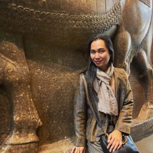 Anucha Boonyawatana Instagram - British Museum 
กะว่าจะมาดูภาพสลักนูนต่ำของอารยธรรม Assyrian โดยเฉพาะรูปที่เป็นสวนมีท่อส่งน้ำแบบลอยฟ้า (ภาพหลังสุด) เพราะมีทฤษฎีใหม่ๆเกี่ยวกับ "สวนลอยแห่งกรุงบาบิโลน" ว่าแท้จริงแล้วอาจจะตั้งอยู่ที่เมือง Nineveh และภาพสลักนี้คือหลักฐานชิ้นสำคัญ 

แต่ปรากฏว่าห้องแสดงปิดใส่ค่ะ บ้งง นางอ้างว่ามีปัญหาสตาฟไม่พอ ดูแลไม่ทั่วถึง เดินดูได้แป๊บเดียวก็โดนไล่ออกมา จึงต้องมาถ่ายรูปกับหนุ่มๆนักกีฬากรีกโป๊เปลือยแทน เอิ่ม...

จริงๆเป็นคนหลงใหลเรื่องสิ่งมหัศจรรย์แห่งยุคโบราณมาตั้งแต่เด็กแล้วค่ะ The Hanging Garden of Babylon นี่คือชอบมาก ในพิพิธภัณฑ์ ก็ยังมีซากรูปปั้นจาก Mausoleum at Halicarnassus และเสาจาก 
Temple of Artemis ให้ได้ชมด้วยค่ะ ทุกอย่างดูใหญ่โตและงดงามมาก ทำให้นึกจินตนาการได้ถึงความอลังการในอดีตค่ะ
ขอขอบคุณ @junewatsamon สำหรับภาพถ่ายและการเดินเที่ยวชมค่ะ