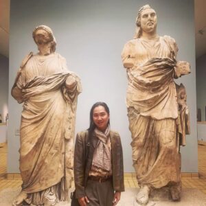 Anucha Boonyawatana Instagram - British Museum 
กะว่าจะมาดูภาพสลักนูนต่ำของอารยธรรม Assyrian โดยเฉพาะรูปที่เป็นสวนมีท่อส่งน้ำแบบลอยฟ้า (ภาพหลังสุด) เพราะมีทฤษฎีใหม่ๆเกี่ยวกับ "สวนลอยแห่งกรุงบาบิโลน" ว่าแท้จริงแล้วอาจจะตั้งอยู่ที่เมือง Nineveh และภาพสลักนี้คือหลักฐานชิ้นสำคัญ 

แต่ปรากฏว่าห้องแสดงปิดใส่ค่ะ บ้งง นางอ้างว่ามีปัญหาสตาฟไม่พอ ดูแลไม่ทั่วถึง เดินดูได้แป๊บเดียวก็โดนไล่ออกมา จึงต้องมาถ่ายรูปกับหนุ่มๆนักกีฬากรีกโป๊เปลือยแทน เอิ่ม...

จริงๆเป็นคนหลงใหลเรื่องสิ่งมหัศจรรย์แห่งยุคโบราณมาตั้งแต่เด็กแล้วค่ะ The Hanging Garden of Babylon นี่คือชอบมาก ในพิพิธภัณฑ์ ก็ยังมีซากรูปปั้นจาก Mausoleum at Halicarnassus และเสาจาก 
Temple of Artemis ให้ได้ชมด้วยค่ะ ทุกอย่างดูใหญ่โตและงดงามมาก ทำให้นึกจินตนาการได้ถึงความอลังการในอดีตค่ะ
ขอขอบคุณ @junewatsamon สำหรับภาพถ่ายและการเดินเที่ยวชมค่ะ