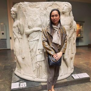 Anucha Boonyawatana Instagram - British Museum 
กะว่าจะมาดูภาพสลักนูนต่ำของอารยธรรม Assyrian โดยเฉพาะรูปที่เป็นสวนมีท่อส่งน้ำแบบลอยฟ้า (ภาพหลังสุด) เพราะมีทฤษฎีใหม่ๆเกี่ยวกับ "สวนลอยแห่งกรุงบาบิโลน" ว่าแท้จริงแล้วอาจจะตั้งอยู่ที่เมือง Nineveh และภาพสลักนี้คือหลักฐานชิ้นสำคัญ 

แต่ปรากฏว่าห้องแสดงปิดใส่ค่ะ บ้งง นางอ้างว่ามีปัญหาสตาฟไม่พอ ดูแลไม่ทั่วถึง เดินดูได้แป๊บเดียวก็โดนไล่ออกมา จึงต้องมาถ่ายรูปกับหนุ่มๆนักกีฬากรีกโป๊เปลือยแทน เอิ่ม...

จริงๆเป็นคนหลงใหลเรื่องสิ่งมหัศจรรย์แห่งยุคโบราณมาตั้งแต่เด็กแล้วค่ะ The Hanging Garden of Babylon นี่คือชอบมาก ในพิพิธภัณฑ์ ก็ยังมีซากรูปปั้นจาก Mausoleum at Halicarnassus และเสาจาก 
Temple of Artemis ให้ได้ชมด้วยค่ะ ทุกอย่างดูใหญ่โตและงดงามมาก ทำให้นึกจินตนาการได้ถึงความอลังการในอดีตค่ะ
ขอขอบคุณ @junewatsamon สำหรับภาพถ่ายและการเดินเที่ยวชมค่ะ