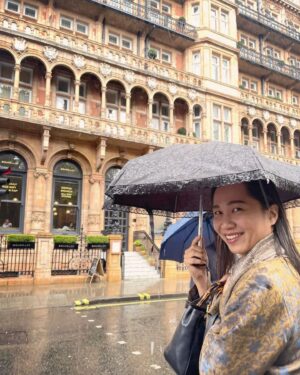 Anucha Boonyawatana Instagram - Welcome to London ค่ะ ฝนกระหน่ำ หนาวมากกกก