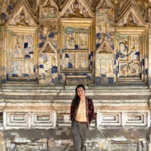 Anucha Boonyawatana Instagram - จิตรกรรมฝาผนัง (ฮูปแต้ม) ที่วัด ไชยศรี จ.ขอนแก่น เป็นฝีมือช่างชาวบ้าน ใช้สีโทนเย็น น้ำเงิน ฟ้า คราม เขียว เหลือง เขียนเรื่อง สังข์ศิลป์ชัย(สินไซ )เป็นสไตล์ที่ชอบมาก ดูเก๋ราวกับงาน contemporary art เลยค่ะ 

ไปขอนแก่นคราวนี้ได้แวะไปขอพรกับเจ้าแม่สองนาง แล้วก็ไปซื้อผ้าไหมมัดหมี่ที่ อ. ชนบทด้วยค่ะ ลายสวยมาก ราคาดีมาก ต้องขอขอบคุณ น้องโอ๊คอ๊าคและน้องหนอนที่ช่วยพาเที่ยวนะคะ