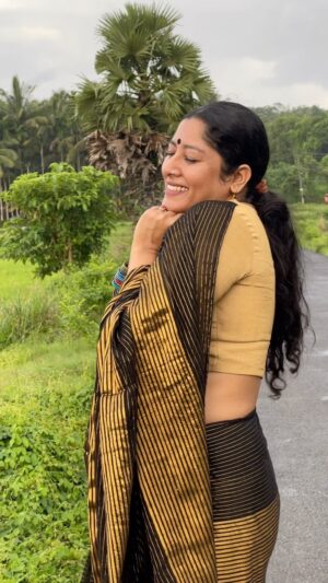 Anumol Instagram - Feminine energy is not about becoming something you’re not. Its about coming home to yourself ! 
❤️❤️❤️🧿

Captured by @anjuooo 

#imemyself #ibelonghere #naduvattamstories