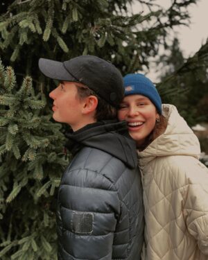 Anuna De Wever Instagram - Worried about finding the perfect gift? 

How about this holiday period, you give the most sustainable present in the world: 

Quality time with your loved ones🌲🎁✨

📸 @annika_ojala
