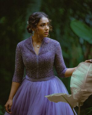 Anupama Gowda Instagram - Lost…
But finally found 😜
#rajaranireloaded 

Outfit: @flyrobebangalore_malleshwaram 
Styling : Meeeeee
Accessories: @thespatika 
MUA: @makeoverwith_vandana 
Assisted by : @thestyles_surya 
PC: @raghavstudios