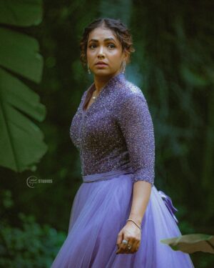 Anupama Gowda Instagram - Lost…
But finally found 😜
#rajaranireloaded 

Outfit: @flyrobebangalore_malleshwaram 
Styling : Meeeeee
Accessories: @thespatika 
MUA: @makeoverwith_vandana 
Assisted by : @thestyles_surya 
PC: @raghavstudios