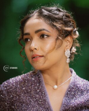 Anupama Gowda Instagram - Lost…
But finally found 😜
#rajaranireloaded 

Outfit: @flyrobebangalore_malleshwaram 
Styling : Meeeeee
Accessories: @thespatika 
MUA: @makeoverwith_vandana 
Assisted by : @thestyles_surya 
PC: @raghavstudios