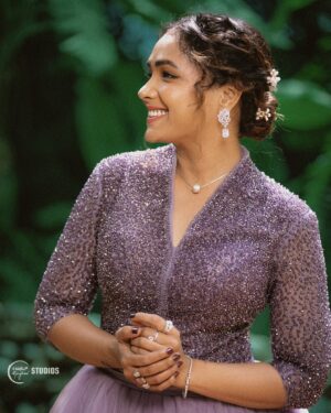 Anupama Gowda Instagram - Lost…
But finally found 😜
#rajaranireloaded 

Outfit: @flyrobebangalore_malleshwaram 
Styling : Meeeeee
Accessories: @thespatika 
MUA: @makeoverwith_vandana 
Assisted by : @thestyles_surya 
PC: @raghavstudios